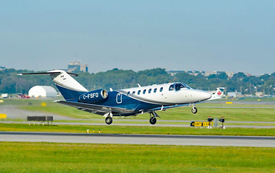 Citation CJ3+ | Montréal/Saint-Hubert Airport Departure - Départ de l'aéroport de Montréal/Saint-Hubert, Quebec
