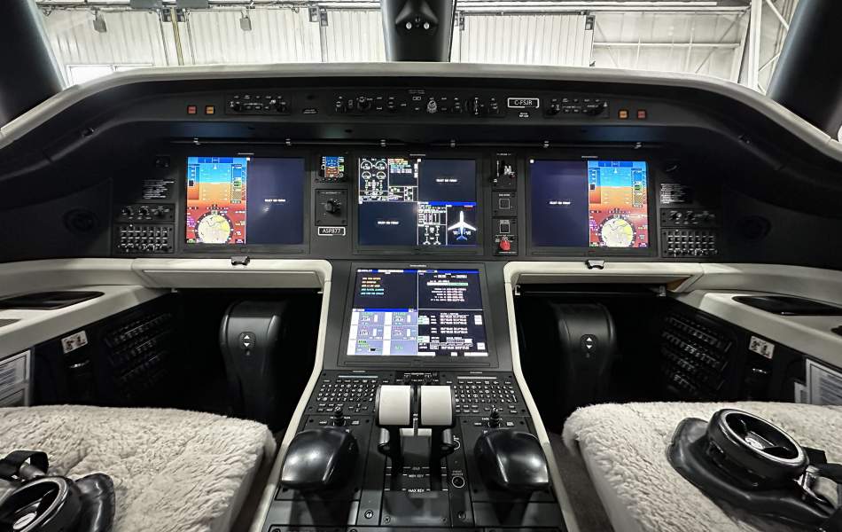 Legacy 500 | C-FSJR Flight Deck - Poste de pilotage du C-FSJR | Calgry, AB