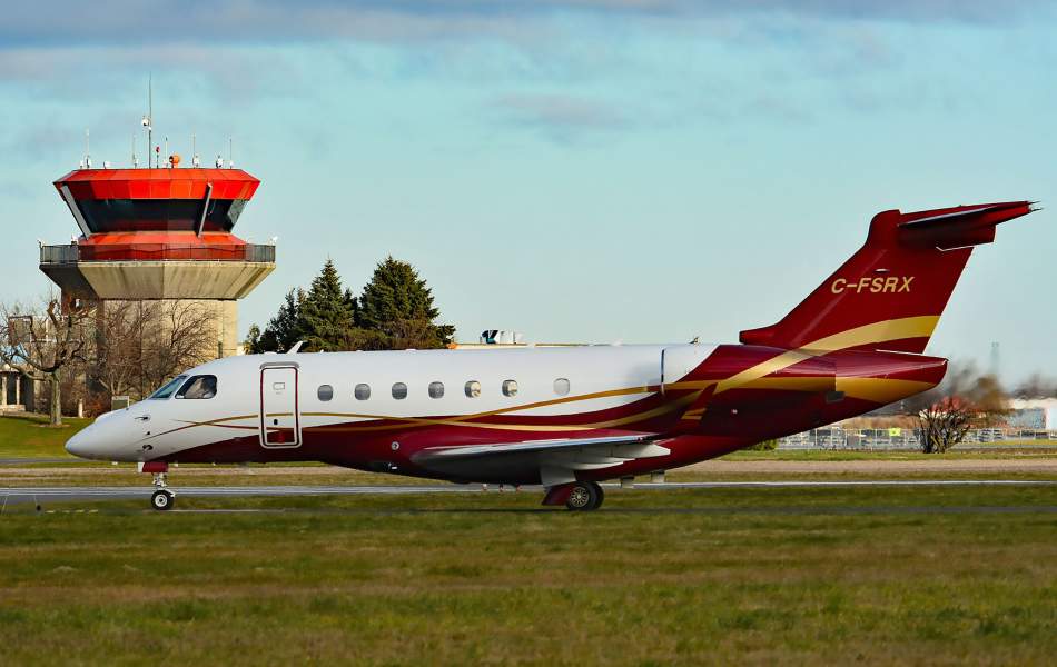 Legacy 500 | Taxiing for departure - Roulage en vue du décollage | Montreal, QC