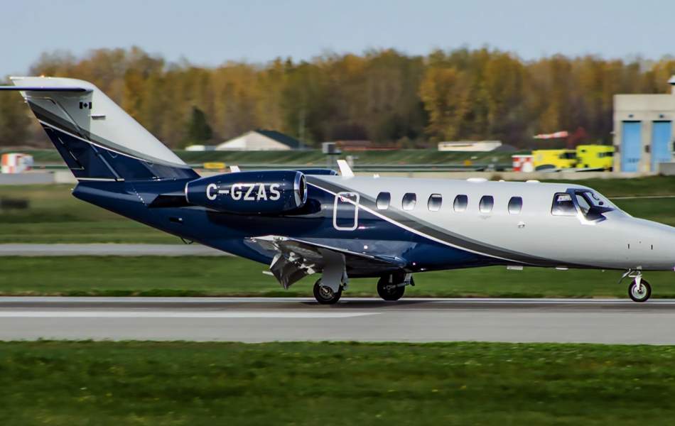 AirSprint Citation CJ2+ arriving into Montréal, QC